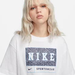 Women's Nike Sportswear Graphic Tee 9 Women's Nike Sportswear Graphic Tee -Nike Clothing store 5813733 ALT3